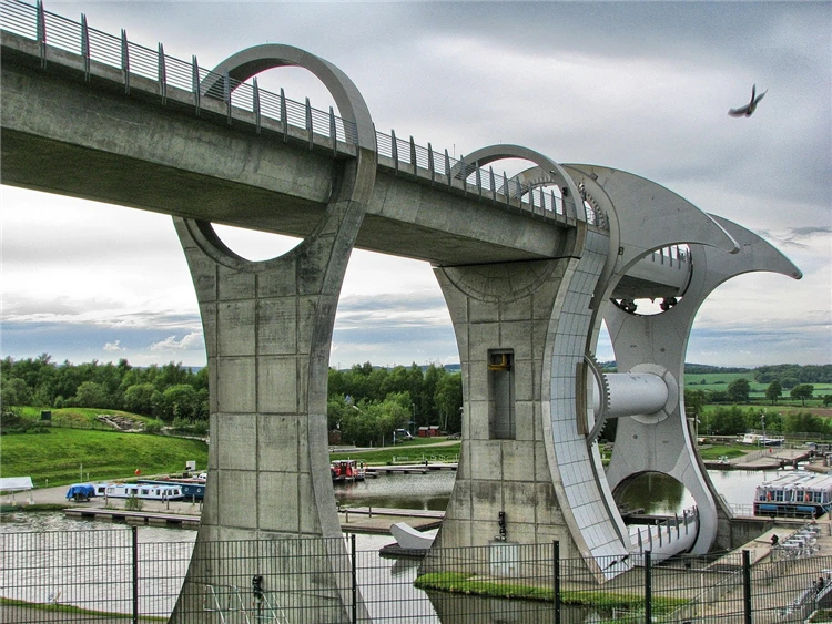 Falkirk Wheel – unikátní lodní výtah ve Skotsku | Nedotčená příroda severního Skotska a fascinující ostrov Skye