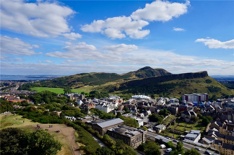 Panorama Edinburghu s historickými budovami | Nedotčená příroda severního Skotska a fascinující ostrov Skye