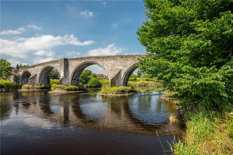 Stirlingský most přes řeku Forth ve Skotsku | Nedotčená příroda severního Skotska a fascinující ostrov Skye