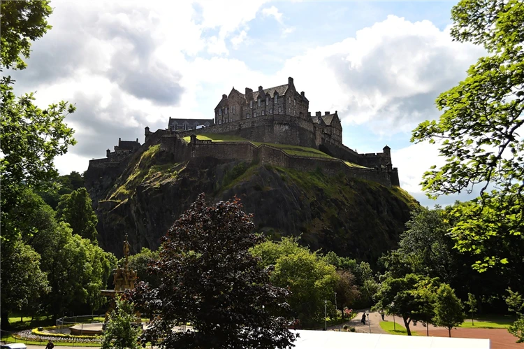 Edinburgh Castle tyčící se nad městem | Nedotčená příroda severního Skotska a fascinující ostrov Skye