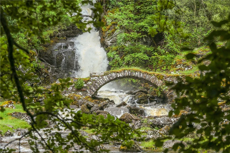 Most přes skotskou řeku v zelené krajině | Nedotčená příroda severního Skotska a fascinující ostrov Skye