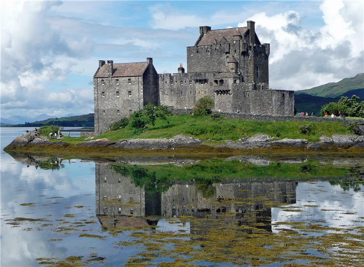 Hrad Eilean Donan odrážející se v jezeře | Nedotčená příroda severního Skotska a fascinující ostrov Skye