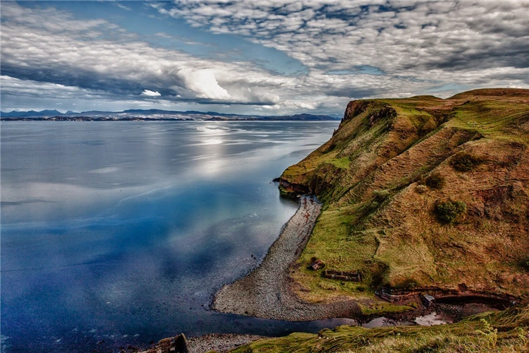 Skotský záliv s klidnou vodou a horami | Nedotčená příroda severního Skotska a fascinující ostrov Skye