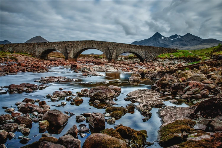 Most ve skotské přírodě s výhledem na hory | Nedotčená příroda severního Skotska a fascinující ostrov Skye