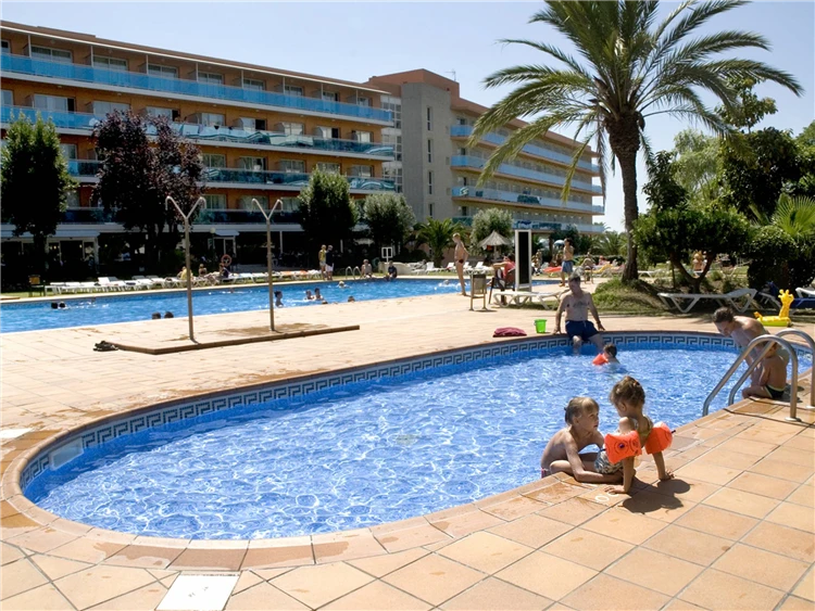 Bazén hotelu Surf Mar s okolním prostranstvím | Lloret de Mar / Hotel Surf Mar