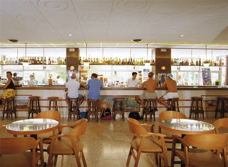 Bar hotelu Surf Mar – posezení s nápoji | Lloret de Mar / Hotel Surf Mar