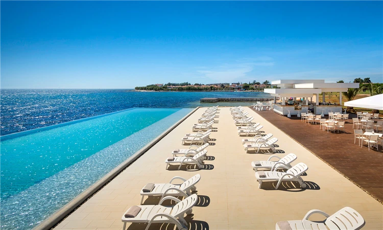 Hlavní budova hotelu Aminess Maestral v Novigradě | Novigrad / Hotel Aminess Maestral