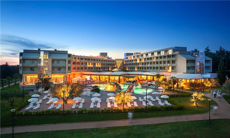 Letecký nebo celkový pohled na Aminess Maestral | Novigrad / Hotel Aminess Maestral