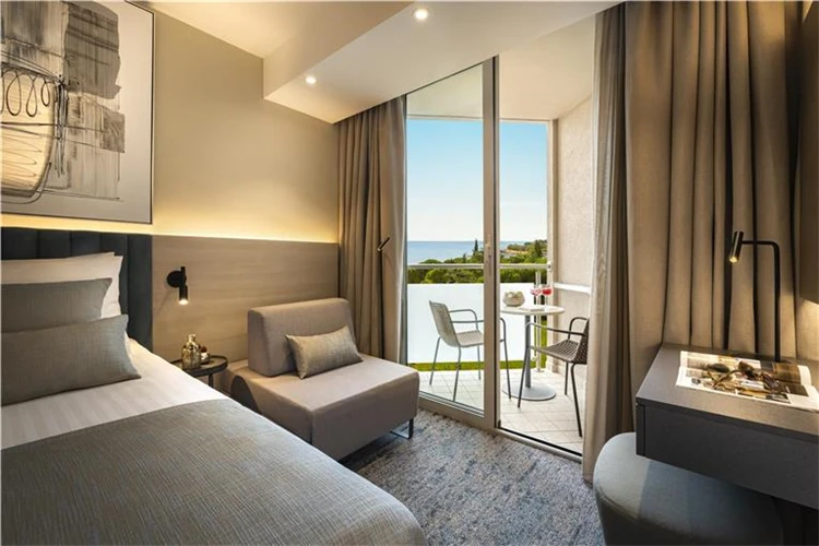 Moderní hotelový pokoj Aminess Maestral po renovaci | Novigrad / Hotel Aminess Maestral
