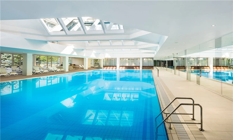 Bazén a relaxační zóna hotelu Aminess Maestral | Novigrad / Hotel Aminess Maestral
