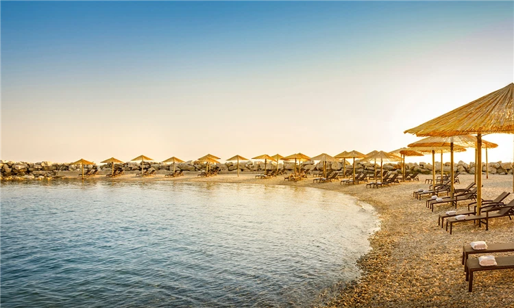 Venkovní terasa hotelu Aminess Maestral u moře | Novigrad / Hotel Aminess Maestral