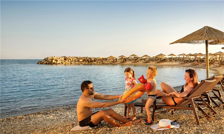 Pobřeží a pláž u hotelu Aminess Maestral v Novigradě | Novigrad / Hotel Aminess Maestral