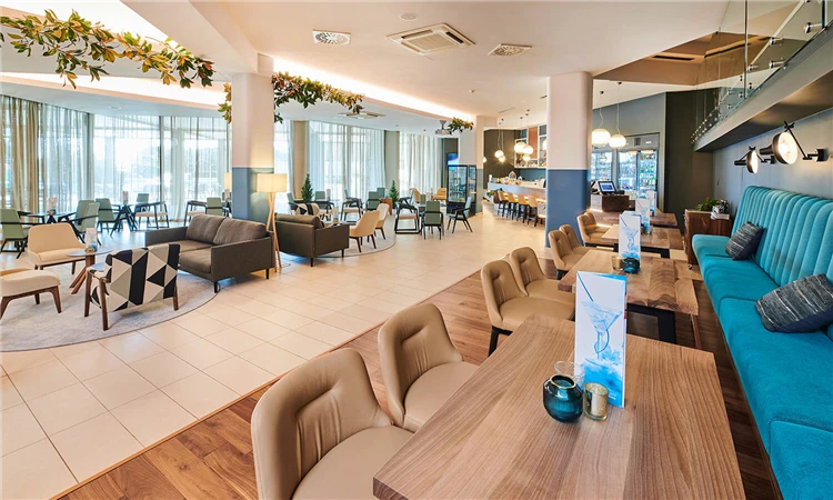 Bazén hotelu Aminess Maestral s lehátky | Novigrad / Hotel Aminess Maestral