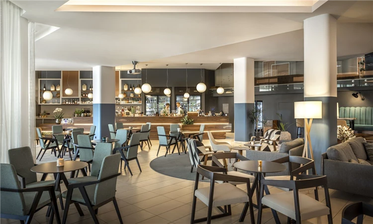 Večerní pohled na hotel Aminess Maestral v Novigradě | Novigrad / Hotel Aminess Maestral