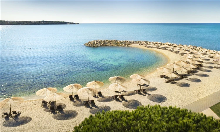 Exteriér hotelu Aminess Maestral s okolní zelení | Novigrad / Hotel Aminess Maestral
