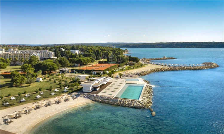 Pohled na hotel Aminess Maestral a jeho okolí | Novigrad / Hotel Aminess Maestral