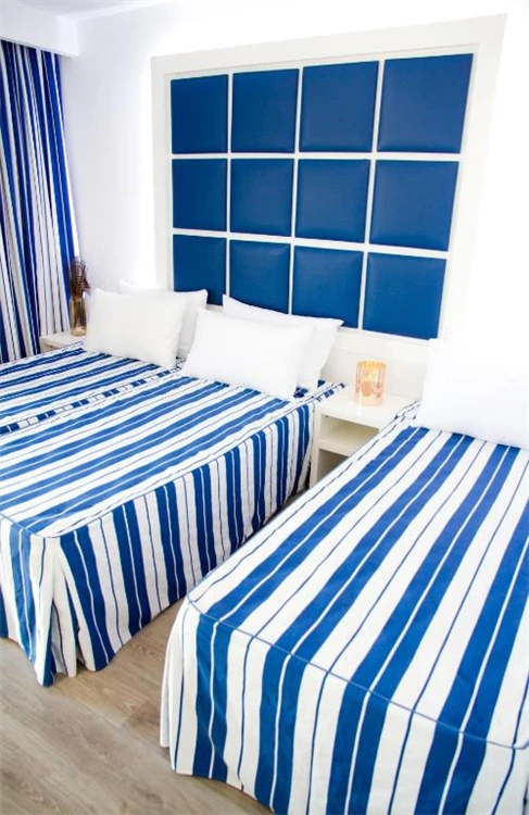 Pokoj v hotelu Alegria Sun Village s lůžky a příjemným interiérem | Lloret de Mar / Hotel Alegria Sun Village