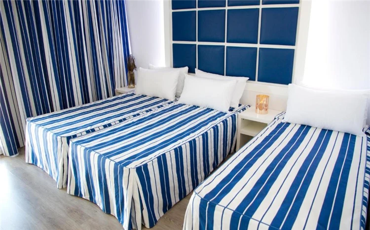 Zařízený pokoj v hotelu Alegria Sun Village s moderním vybavením | Lloret de Mar / Hotel Alegria Sun Village