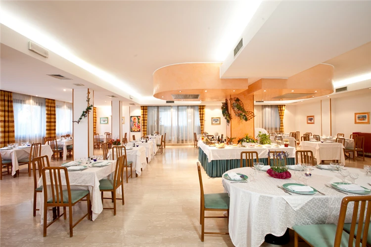 Hotel Canguro – jídelna nebo restaurace s připravenými stoly | San Benedetto del Tronto / Hotel Canguro