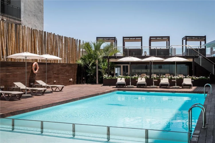 Bazén s lehátky v hotelu Alegria Sun Village | Lloret de Mar / Hotel Alegria Sun Village