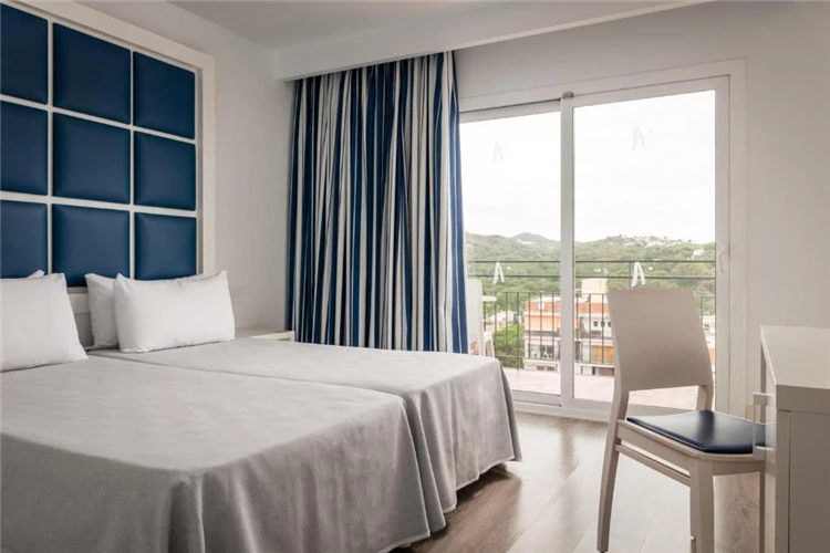 Standardní pokoj hotelu Alegria Sun Village s pohodlným nábytkem | Lloret de Mar / Hotel Alegria Sun Village