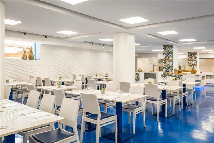 Restaurace hotelu Alegria Sun Village s prostorným interiérem | Lloret de Mar / Hotel Alegria Sun Village