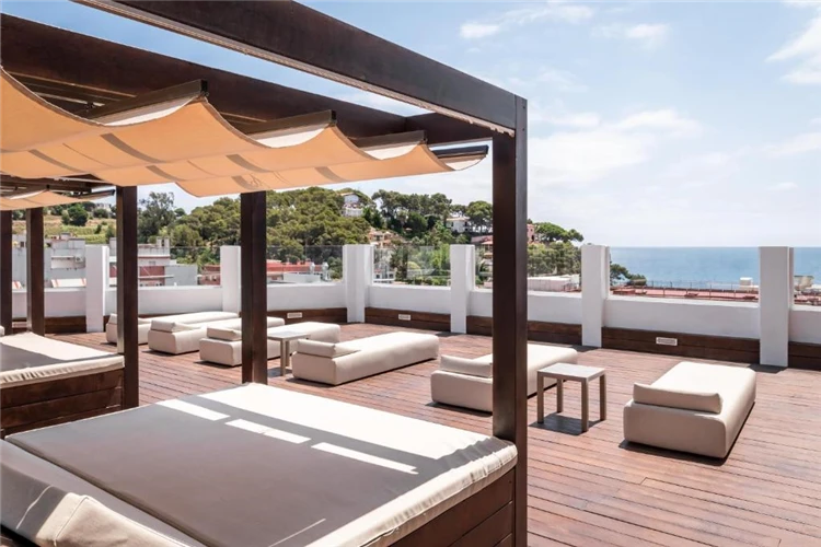 Terasa hotelu Alegria Sun Village s posezením | Lloret de Mar / Hotel Alegria Sun Village