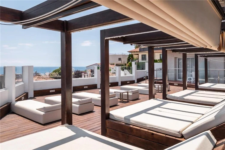 Venkovní terasa hotelu Alegria Sun Village v Lloret de Mar | Lloret de Mar / Hotel Alegria Sun Village