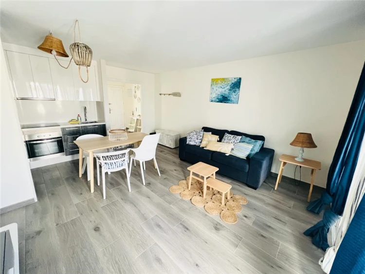 Apartmány Teguisol – prostorný bazén za slunečného dne | Costa Teguise / Apartmány Teguisol