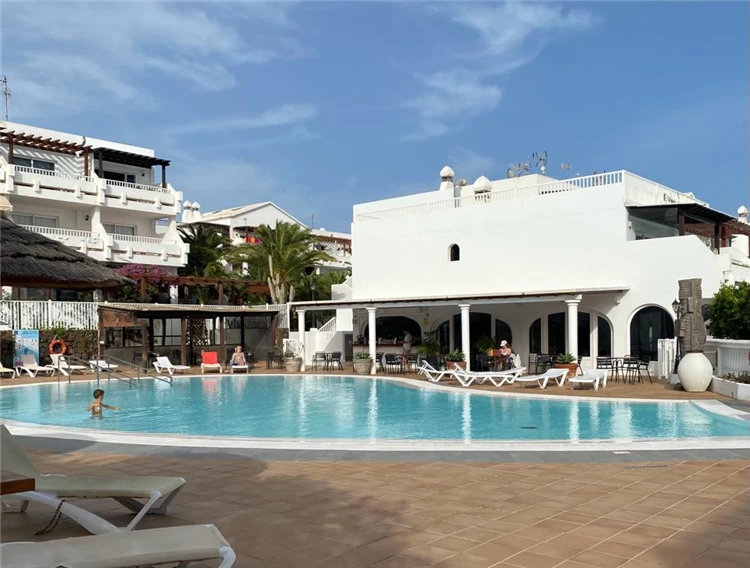 Teguisol – terasa s výhledem na bazén | Costa Teguise / Apartmány Teguisol
