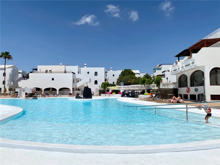 Teguisol – obývací část apartmánu se sedačkou | Costa Teguise / Apartmány Teguisol