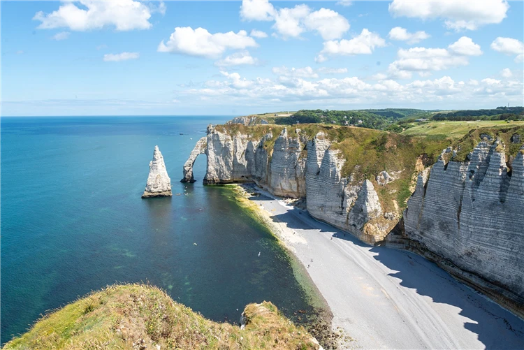 Bílé křídové útesy Étretat v Normandii | Pohlednice z Bretaně a Normandie s koupáním a výletem na ostrov Jersey