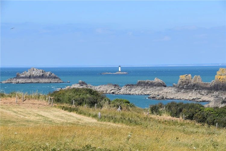 Skalnaté mořské pobřeží Bretaně nebo Normandie | Pohlednice z Bretaně a Normandie s koupáním a výletem na ostrov Jersey
