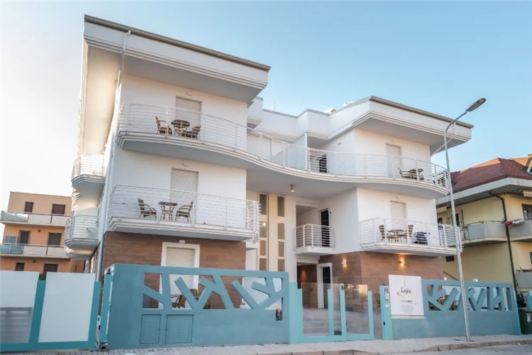 Residence Twigha Martinsicuro – pohled na areál v 13:00 | Martinsicuro / Residence Twigha