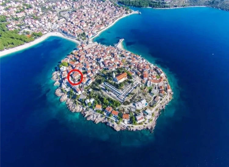 Apartmánový dům Huljev v Prim?štenu – celkový pohled | Primošten / Apartmánový dům Huljev