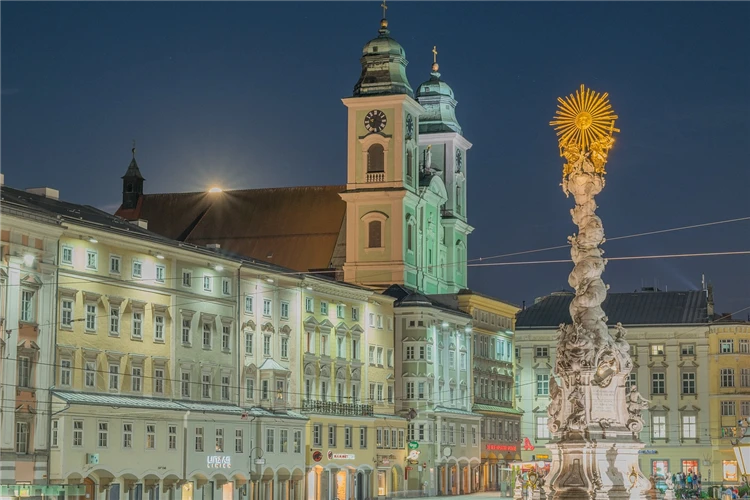 Pohled na město Linec s vánočním trhem | Vánoční pohoda v Linci a Štýru