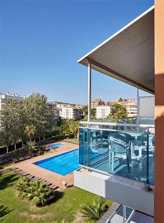 Bazén hotelu Surf Mar s modrou vodou | Lloret de Mar / Hotel Surf Mar