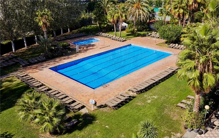 Bazén hotelu Surf Mar obklopený zelení | Lloret de Mar / Hotel Surf Mar