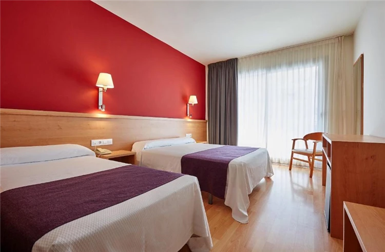 Pokój hotelu Surf Mar s lůžky a výbavou | Lloret de Mar / Hotel Surf Mar