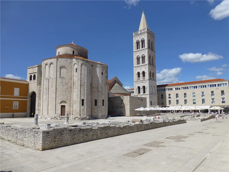 Historické centrum Zadaru s kamennou dlažbou a starými budovami | Národní parky Chorvatska - Plitvice, Kornati a starobylý Zadar