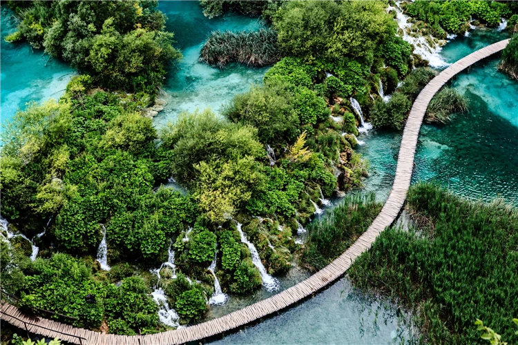 Pobřeží Chorvatska s průzračným mořem a skalnatými útesy | Národní parky Chorvatska - Plitvice, Kornati a starobylý Zadar
