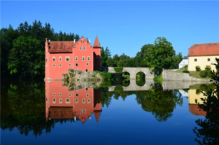 Středověký hrad v České Kanadě obklopený přírodou | Česká Kanada