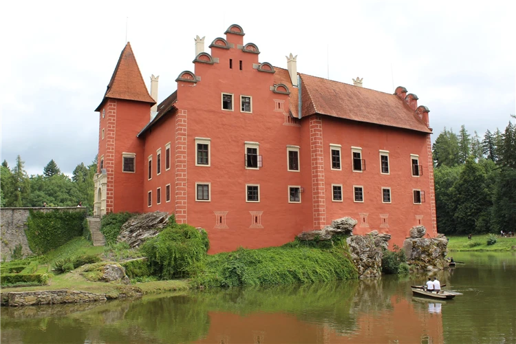 Červená Lhota – romantický zámek nad hladinou rybníka | Česká Kanada