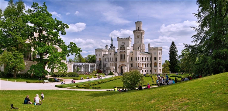 Romantický zámek Hluboká nad Vltavou v tudorském stylu | Hluboká, Holašovice a České Budějovice – jihočeské poklady