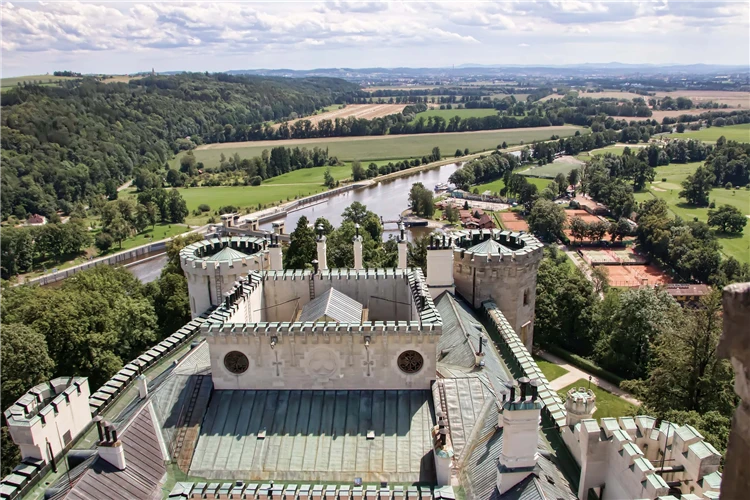 Zámek Hluboká nad Vltavou odrážející se ve vodě | Hluboká, Holašovice a České Budějovice – jihočeské poklady
