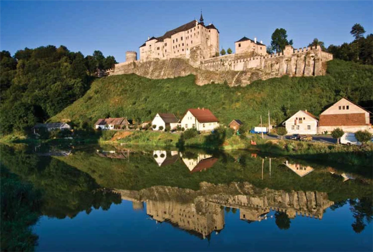 Hrad Český Šternberk na skalnatém ostrohu nad řekou | Klenoty Posázaví - klášter, hrad i zámek