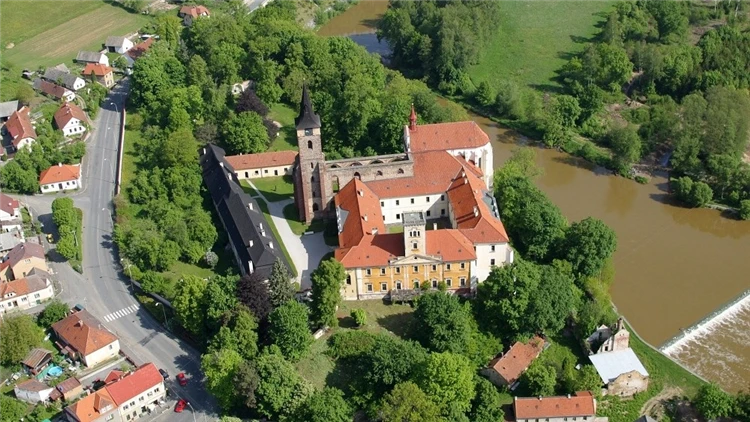 Řeka Sázava s malebným výhledem na okolní krajinu | Klenoty Posázaví - klášter, hrad i zámek