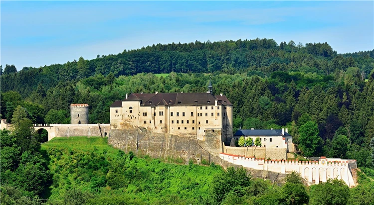 Hrad Český Šternberk, pohled na středověkou pevnost | Klenoty Posázaví - klášter, hrad i zámek