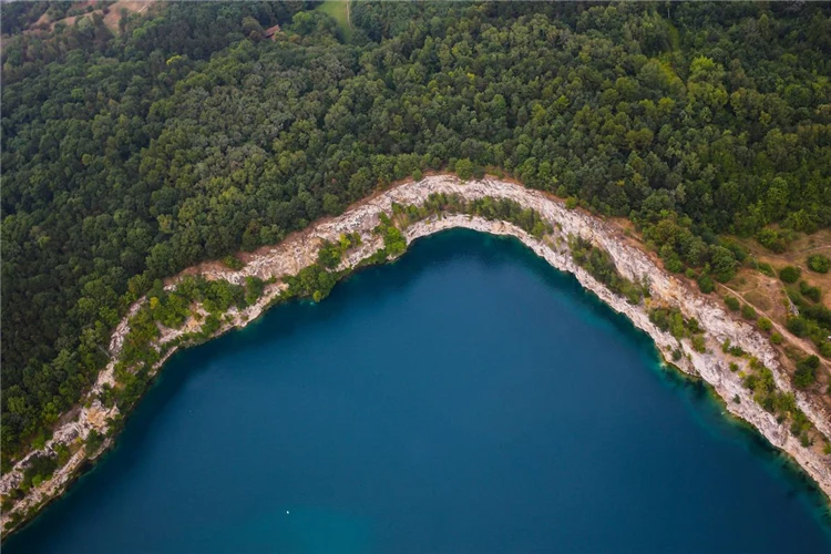 Průzračné tyrkysové jezero Zakrzówek v Krakově | Krakov a jeho okolí s návštěvou polských Malediv