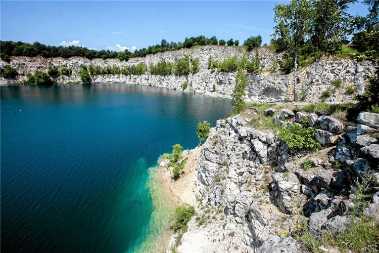 Potápěči a turisté u jezera Zakrzówek, polské Maledivy | Krakov a jeho okolí s návštěvou polských Malediv